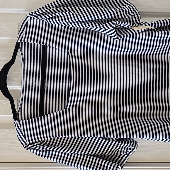 ST. JOHN'S BAY BRAND WOMEN'S BLUE AND WHITE STRIPES SHORT SLEEVE TOP SIZE XL - Picture 1 of 14